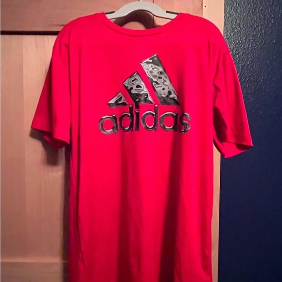 Adidas Red Graphic T-Shirt Youth Size Mediu - Picture 1 of 2